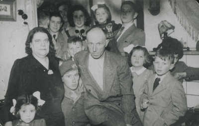 876264 Groepsportret van de familie Kragten (Koningstraat 11) in Wijk C te Utrecht, bij de terugkeer van zoon Willem ...